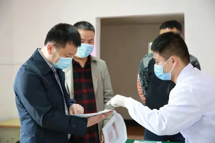 包含欧联集结日走向成谜;斯图加特强势反弹;气氛紧张;医务组通报恢复的词条 包含欧联集结日走向成谜;斯图加特强势反弹;气氛紧张;医务组通报恢复的词条